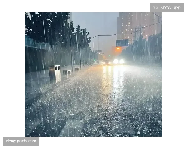 暴雨倾盆中新山主场鏖战 球员泥泞拼搏展现足球最真激情 暴雨倾盆中新山主场鏖战 球员泥泞拼搏展现足球最真激情